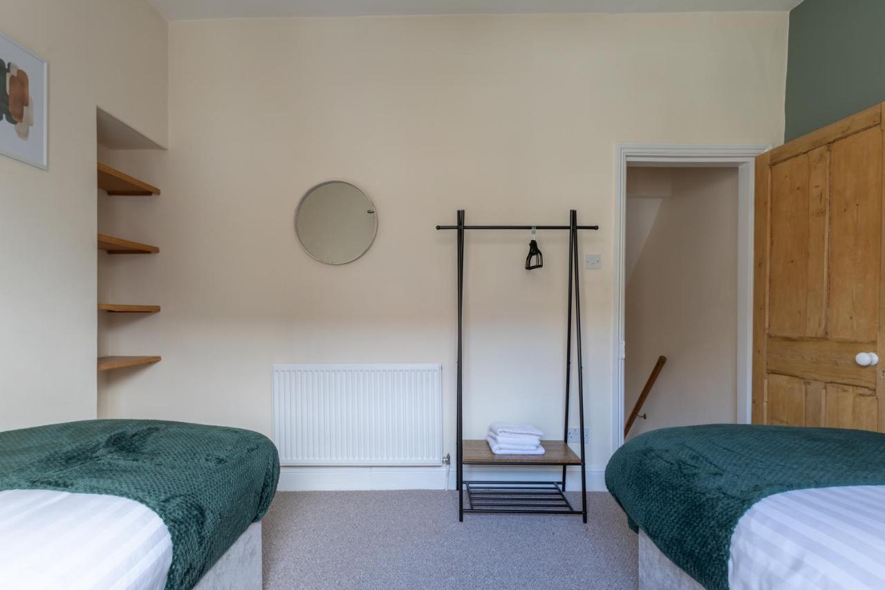 Rumah liburan Milton - Cosy 2 Bed House, 15 Min Walk To Center, For Up To 6 - With Period Features, Fireplace, Superfast Wi-fi, Private Garden, Free On Street Parking