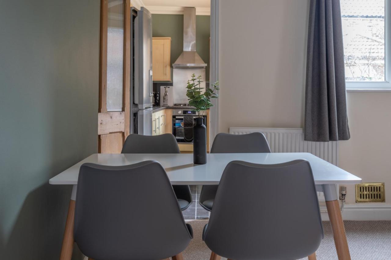 Milton - Cosy 2 Bed House, 15 Min Walk To Center, For Up To 6 - With Period Features, Fireplace, Superfast Wi-fi, Private Garden, Free On Street Parking Rumah liburan York