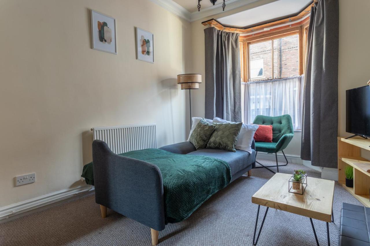 Milton - Cosy 2 Bed House, 15 Min Walk To Center, For Up To 6 - With Period Features, Fireplace, Superfast Wi-fi, Private Garden, Free On Street Parking
