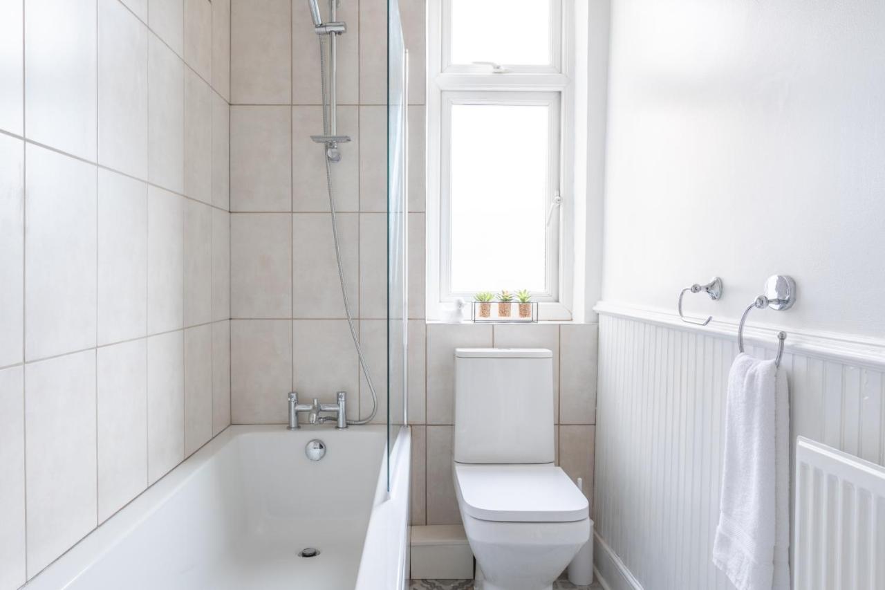 Milton - Cosy 2 Bed House, 15 Min Walk To Center, For Up To 6 - With Period Features, Fireplace, Superfast Wi-fi, Private Garden, Free On Street Parking * York