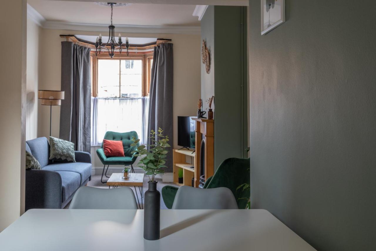Milton - Cosy 2 Bed House, 15 Min Walk To Center, For Up To 6 - With Period Features, Fireplace, Superfast Wi-fi, Private Garden, Free On Street Parking York