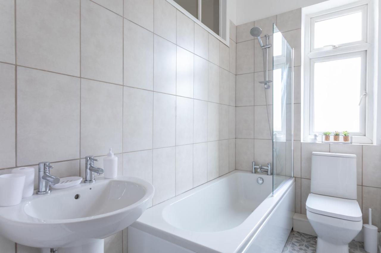 Milton - Cosy 2 Bed House, 15 Min Walk To Center, For Up To 6 - With Period Features, Fireplace, Superfast Wi-fi, Private Garden, Free On Street Parking York