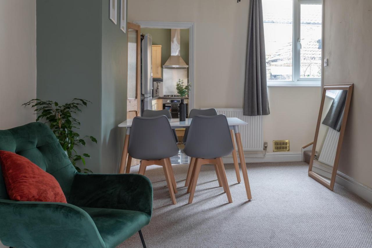 Milton - Cosy 2 Bed House, 15 Min Walk To Center, For Up To 6 - With Period Features, Fireplace, Superfast Wi-fi, Private Garden, Free On Street Parking *