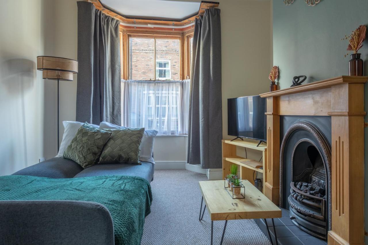 Rumah liburan Milton - Cosy 2 Bed House, 15 Min Walk To Center, For Up To 6 - With Period Features, Fireplace, Superfast Wi-fi, Private Garden, Free On Street Parking York