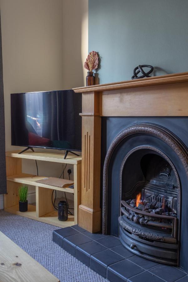 Milton - Cosy 2 Bed House, 15 Min Walk To Center, For Up To 6 - With Period Features, Fireplace, Superfast Wi-fi, Private Garden, Free On Street Parking * York
