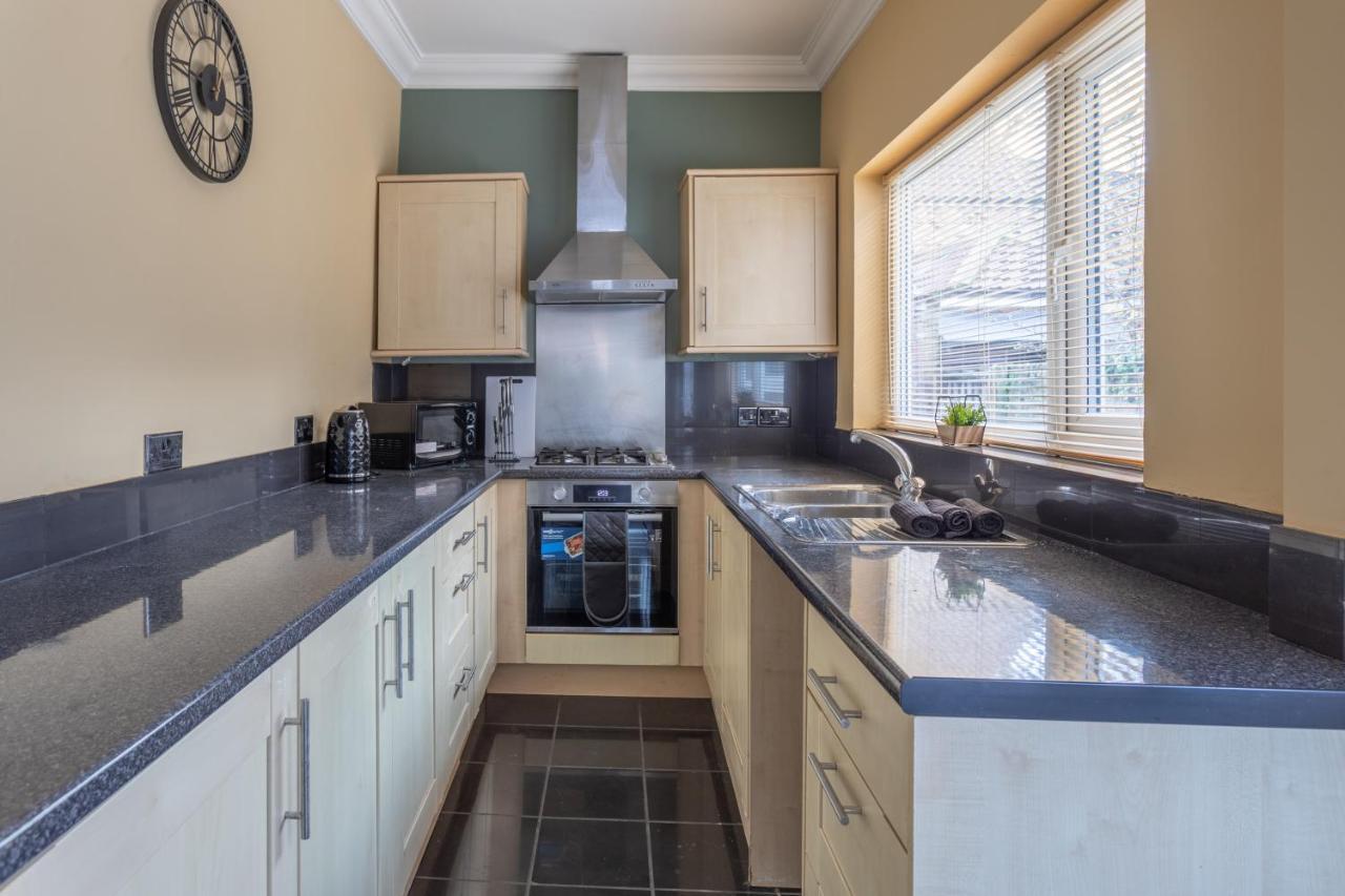 Milton - Cosy 2 Bed House, 15 Min Walk To Center, For Up To 6 - With Period Features, Fireplace, Superfast Wi-fi, Private Garden, Free On Street Parking York