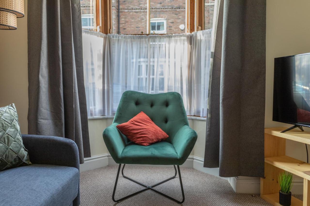 Rumah liburan Milton - Cosy 2 Bed House, 15 Min Walk To Center, For Up To 6 - With Period Features, Fireplace, Superfast Wi-fi, Private Garden, Free On Street Parking York